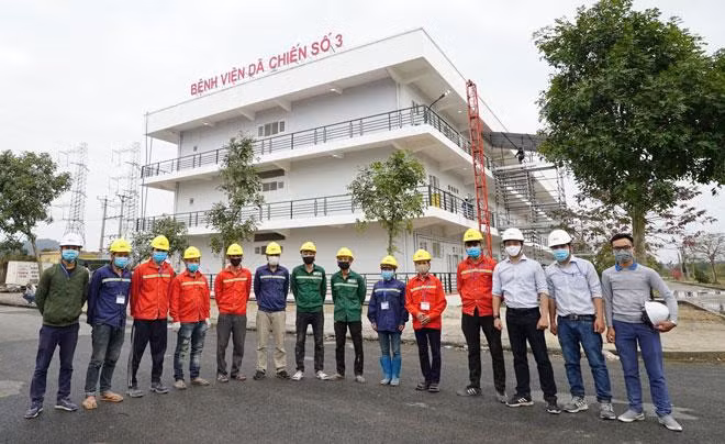 Một phần đội ngũ kỹ sư, cán bộ, công nhân viên tham gia xây dựng, cải tạo bệnh viện dã chiến số 3