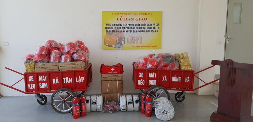 16 xã, thị trấn được cấp phương tiện chữa cháy ban đầu và 16 máy bơm V52 và máy bơm V72