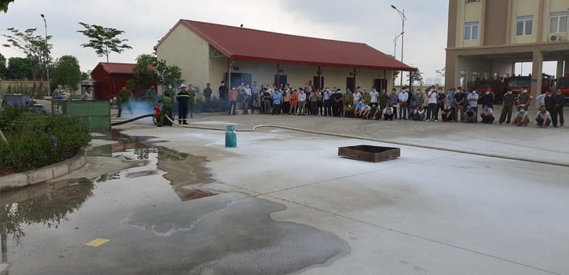 Học viên tập huấn sử dụng bình chữa cháy