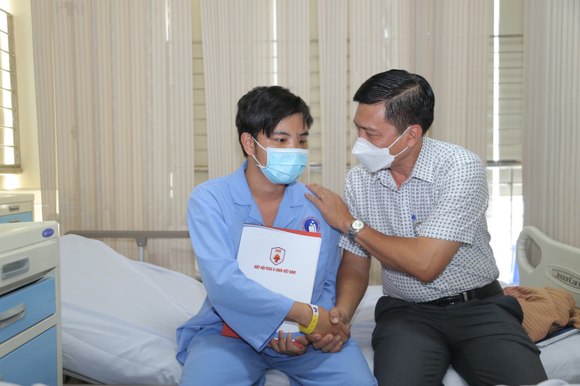 Đại diện Hiệp hội PCCC và CNCH Việt Nam trao quà cho Hạ sỹ Nguyễn Trung Kiên. Đại diện Hiệp hội PCCC và CNCH Việt Nam trao quà cho Hạ sỹ Nguyễn Trung Kiên.