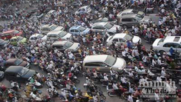 Đường Hà Nội ùn tắc vì có quá nhiều xe cá nhân ảnh 1