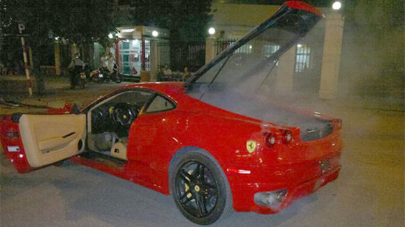 Hình ảnh vụ siêu xe bốc khói trên đường Kim Đồng (Hà Nội- Ảnh: OF)