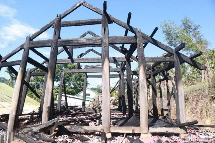 Căn nhà bị ngọn lửa thiêu rụi