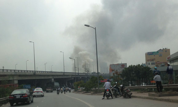 Đường trên cao HN: Xe khách phát nổ rồi bốc cháy dữ dội ảnh 1