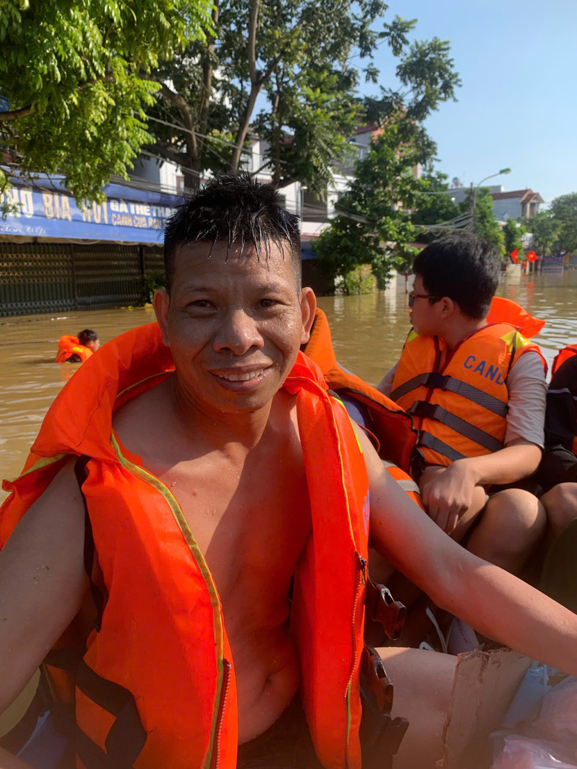 Nụ cười của ông Đặng Văn Thừng khi được lực lượng Cảnh sát PCCC và CNCH cứu kịp thời Nụ cười của ông Đặng Văn Thừng khi được lực lượng Cảnh sát PCCC và CNCH cứu kịp thời