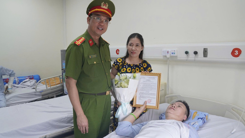 Thừa uỷ quyền của Ban giám đốc CATP, Đại tá Phạm Trung Hiếu, Trưởng phòng Cảnh sát PCCC&amp;CNCH, CATP trao quyết định bổ nhiệm chức vụ Đội trưởng cho đồng chí Trung tá Nguyễn Duy Mạnh, bị thương khi làm nhiệm vụ và đang điều trị tại Bệnh viện Quân y 103