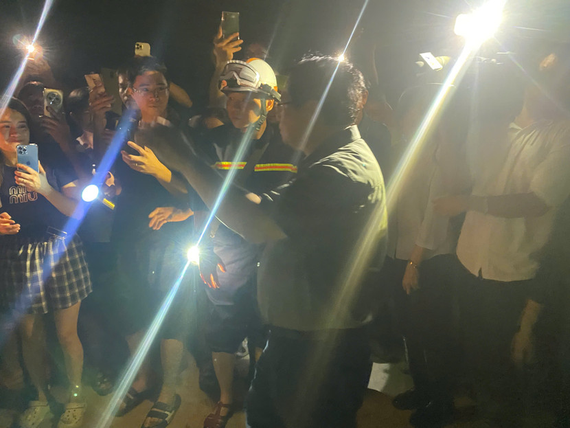 Thượng tá Nguyễn Lê Cường - Phó Trưởng phòng Cảnh sát PCCC và CNCH tiếp thu chỉ đạo Thủ tướng Chính phủ Phạm Minh Chính về công tác khắc phục mưa lũ vào tối ngày 9/10 tại xã Trung Giã