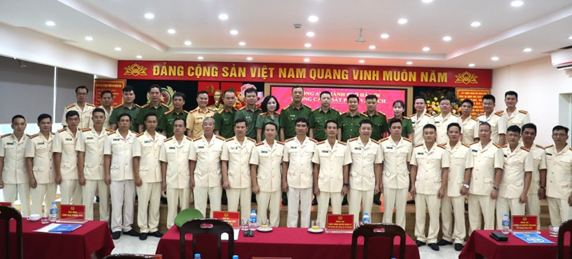 Thiếu tướng Nguyễn Hồng Ky – Phó Giám đốc CATP cùng Ban chỉ huy Phòng Cảnh sát PCCC&amp;CNCH và các đồng chí được bổ nhiệm chức vụ chụp ảnh lưu niệm