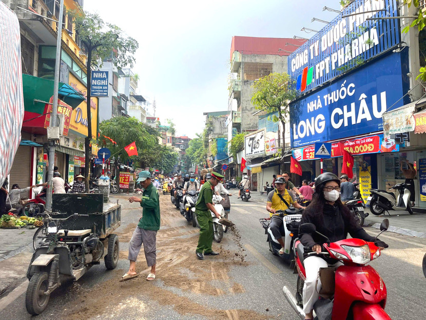 Hình ảnh Đại úy Đoàn xử lý vết dầu loang do người dân chia sẻ trên mạng xã hội Hình ảnh Đại úy Đoàn xử lý vết dầu loang do người dân chia sẻ trên mạng xã hội