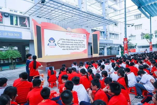 Đông đảo học sinh tham gia buổi tuyên truyền Đông đảo học sinh tham gia buổi tuyên truyền