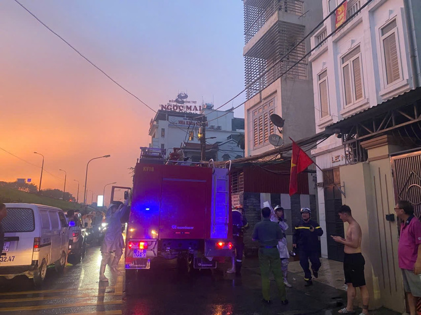 Lực lượng chức năng nhanh chóng dập tắt đám cháy