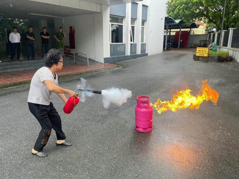Các học viên thực hành sử dụng phương tiện chữa cháy tại chỗ Các học viên thực hành sử dụng phương tiện chữa cháy tại chỗ