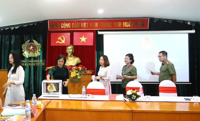 Các đại biểu bỏ phiếu bầu Ban Chấp hành Công đoàn An ninh Thủ đô nhiệm kỳ 2025 - 2030