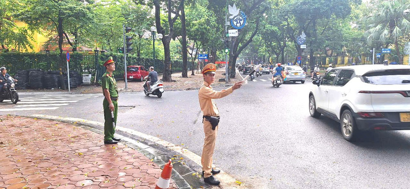 Cán bộ chiến sỹ Công an phường Ba Đình làm nhiệm vụ tại phố Nguyễn Biểu