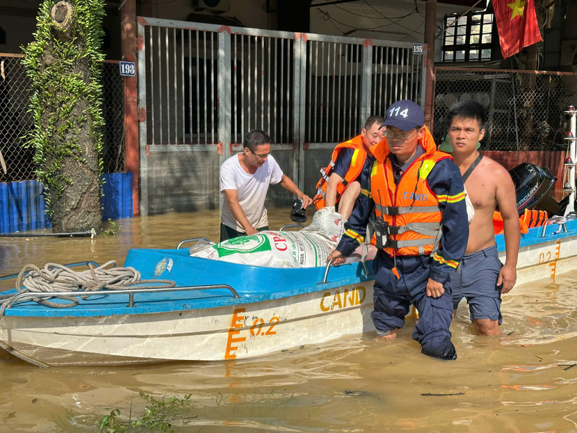 Sơ tán gạo và các nhu yếu phẩm giúp người dân