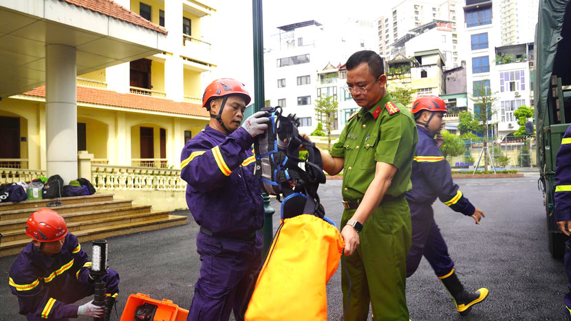 Đại tá Phạm Trung Hiếu, Trưởng Phòng Cảnh sát PCCC và CNCH - Công an TP Hà Nội cùng CBCS kiểm tra thiết bị, phương tiện.