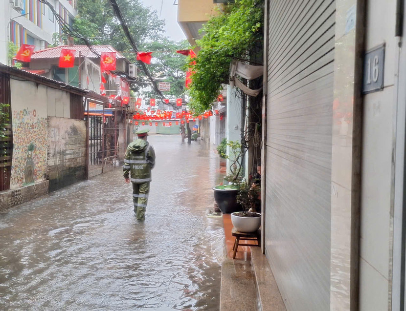 Bước chân các chiến sỹ len lỏi từng con phố, giúp người dân di chuyển đồ đạc