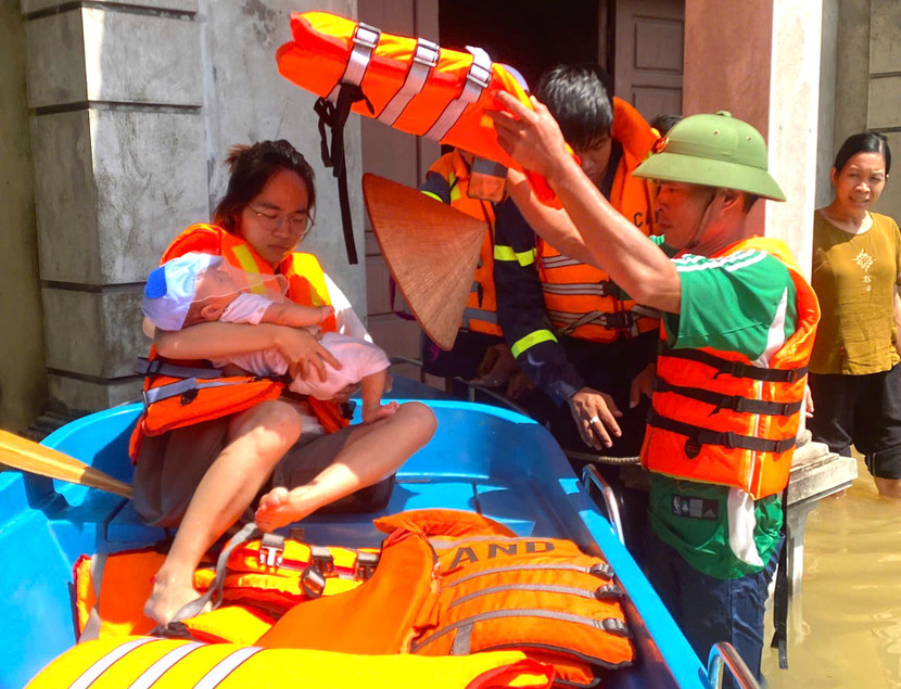 Hỗ trợ di chuyển người và tài sản của người dân tại vùng bị ngập lụt Hỗ trợ di chuyển người và tài sản của người dân tại vùng bị ngập lụt