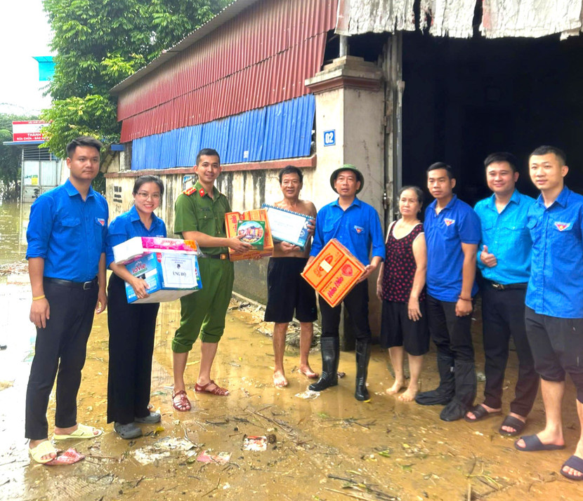 Đoàn cứu trợ phường Bồ Đề tặng quà cho người dân xã Tiên Lục, Bắc Giang