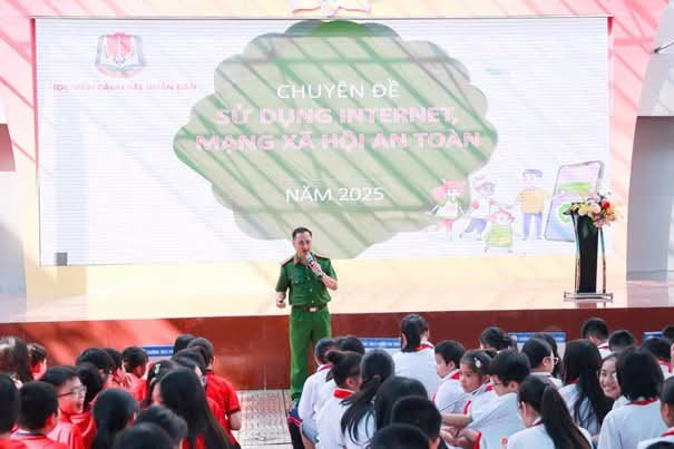 Báo cáo viên của Học viện Cảnh sát nhân dân hướng dẫn các em học sinh sử dụng mạng xã hội an toàn Báo cáo viên của Học viện Cảnh sát nhân dân hướng dẫn các em học sinh sử dụng mạng xã hội an toàn