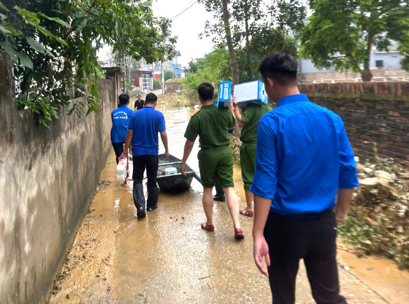 Thanh niên Công an phường Bồ Đề đi đến khu vực ngập sâu