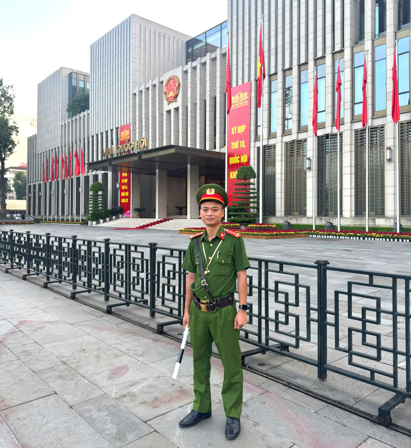 Đại úy Khổng Ngọc Sơn, cán bộ Tổ Cảnh sát trật tự Công an phường Ba Đình trực tại cổng trụ sở tòa nhà Quốc hội