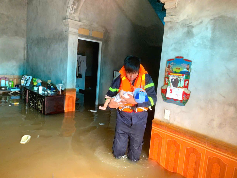 Nhiều gia đình có người già, trẻ nhỏ, trẻ sơ sinh được lực lượng cứu hộ đưa ra khu vực an toàn Nhiều gia đình có người già, trẻ nhỏ, trẻ sơ sinh được lực lượng cứu hộ đưa ra khu vực an toàn