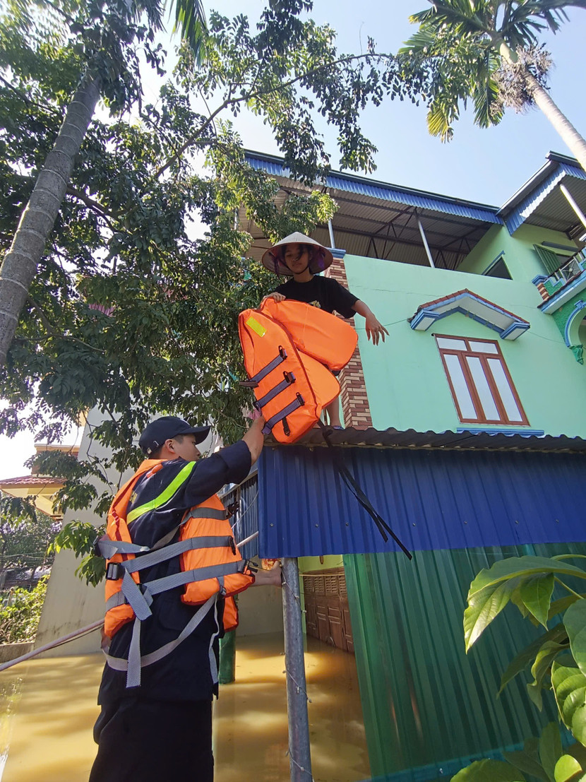 CBCS cấp phát áo phao CNCH cho người dân để đảm bảo an toàn CBCS cấp phát áo phao CNCH cho người dân để đảm bảo an toàn