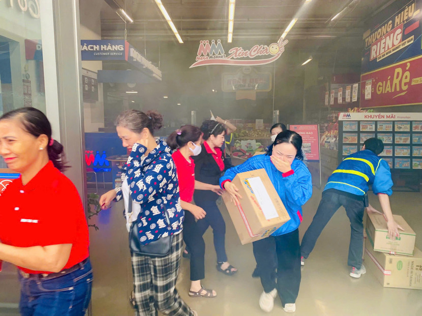 Lực lượng PCCC&amp;CNCH cơ sở hướng dẫn cán bộ, nhân viên, khách hàng thoát nạn và di chuyển tài sản sang khu vực an toàn