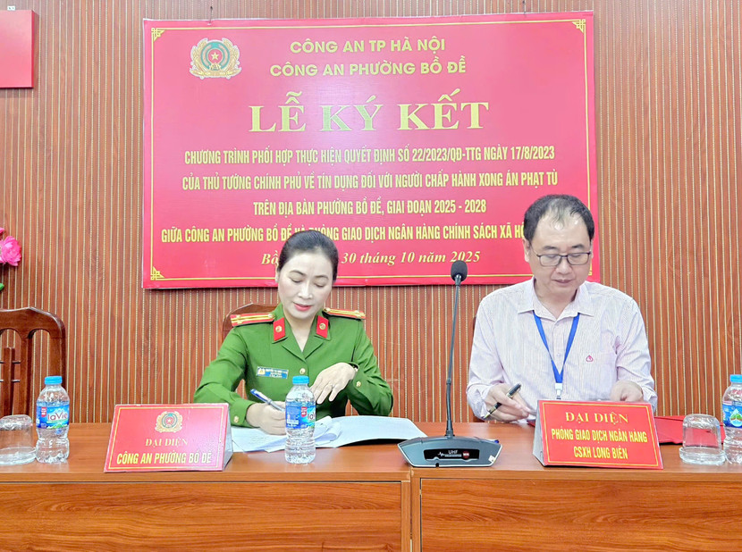 Trung tá Nguyễn Thị Ngọc Hoa, Phó Trưởng Công an phường Bồ Đề cùng ông Nguyễn Thanh Lâm, Giám đốc Phòng Giao dịch Ngân hàng Chính sách Xã hội Long Biên ký kết chương trình phối hợp...