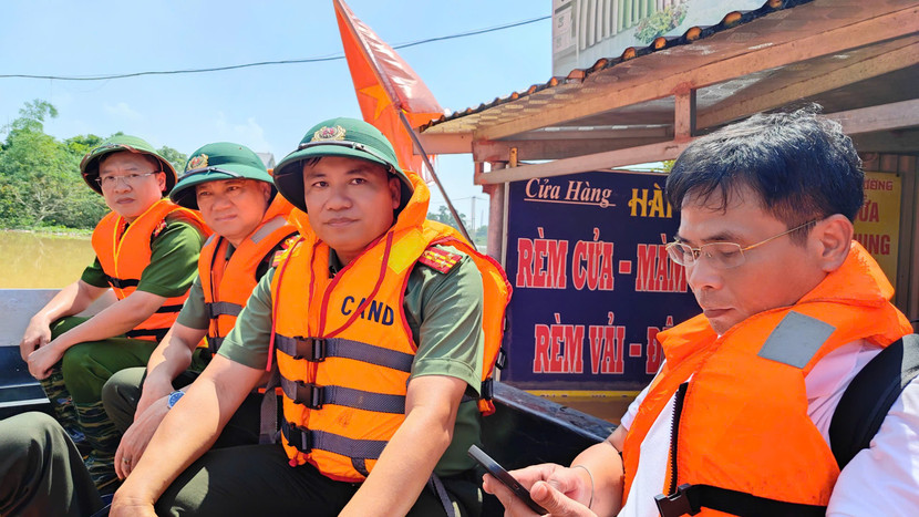 Đại tá Nguyễn Tiến Đạt, Phó Giám đốc Công an thành phố Hà Nội đi xuồng vào thị sát công tác ứng phó bão tại xã Trung Giã Đại tá Nguyễn Tiến Đạt, Phó Giám đốc Công an thành phố Hà Nội đi xuồng vào thị sát công tác ứng phó bão tại xã Trung Giã