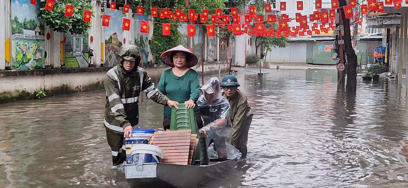 Cán bộ chiến sỹ Công an phường Ba Đình hỗ trợ người dân di dời tài sản