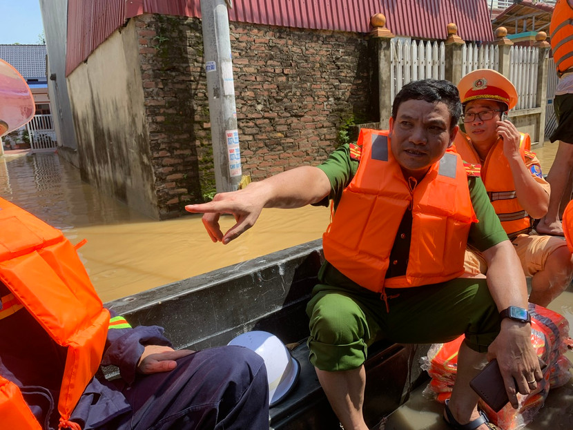 Thượng tá Ngô Tiến Long, Phó Trưởng phòng Cảnh sát PCCC và CNCH chỉ đạo công tác CNCH, khắc phục hậu quả do bão lũ