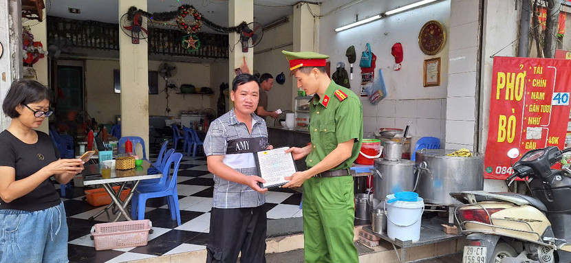 Cán bộ CAP Ba Đình gửi thư ngỏ đến từng hộ gia đình về việc xây dựng "Phường Ba Đình không ma túy"