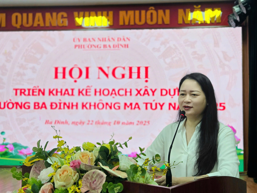 Bà Phạm Thị Diễm, Phó Bí thư, Chủ tịch UBND phường Ba Đình phát biểu tại hội nghị