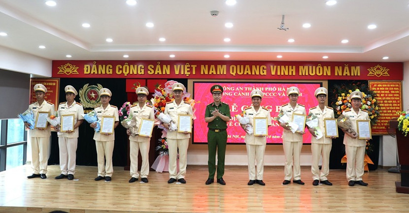 Thiếu tướng Nguyễn Hồng Ky – Phó Giám đốc CATP trao quyết định cho các đồng chí được bổ nhiệm chức vụ