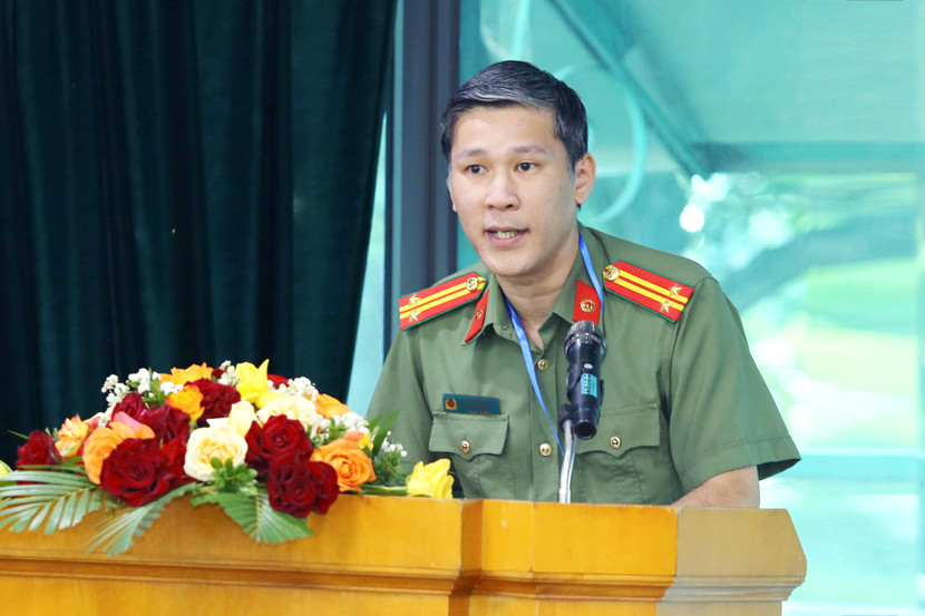 Trung tá Vũ Mạnh Hùng, Phó Trưởng Ban Biên tập An ninh Thủ đô trình bày báo cáo chính trị tại Đại hội