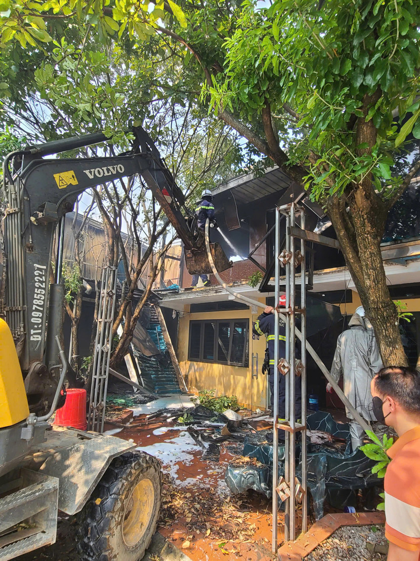 Hình ảnh lực lượng Cảnh sát PCCC và CNCH tổ chức chữa cháy và CNCH