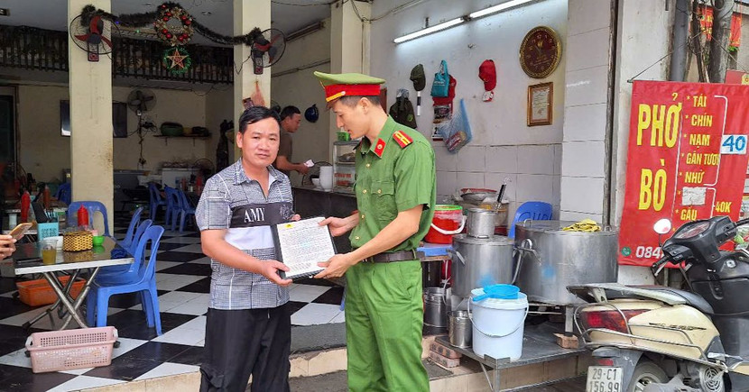 Công an phường Ba Đình phát thư ngỏ tuyên truyền phòng chống ma túy đến người dân