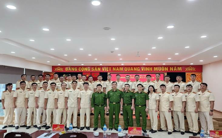 Đại diện Ban Chỉ huy Phòng Cảnh sát PCCC&CNCH và các đồng chí được điều động, bổ nhiệm chức vụ chụp ảnh lưu niệm Đại diện Ban Chỉ huy Phòng Cảnh sát PCCC&CNCH và các đồng chí được điều động, bổ nhiệm chức vụ chụp ảnh lưu niệm
