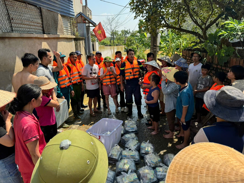 Cung cấp nhu yếu phẩm tạm thời cho người dân