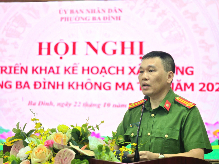 Trung tá Nguyễn Duy Hưng, Phó trưởng Công an phường Ba Đình báo cáo tại hội nghị