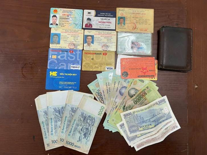 Cán bộ Công an phường Việt Hưng trao trả cho công dân toàn bộ giấy tờ, tiền mặt bị làm rơi Cán bộ Công an phường Việt Hưng trao trả cho công dân toàn bộ giấy tờ, tiền mặt bị làm rơi