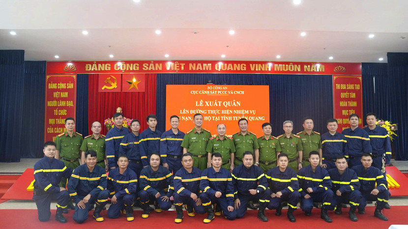 Các đồng chí lãnh đạo và CBCS Đoàn công tác Công an Thủ đô dự Lễ xuất quân thực hiện nhiệm vụ cứu nạn, cứu hộ và khắc phục hậu quả, thiệt hại sau bão số 10