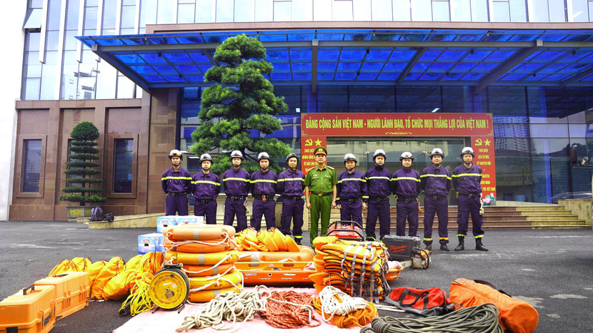 Ban Chỉ huy Phòng Cảnh sát PCCC và CNCH, CATP Hà Nội chụp ảnh lưu niệm cùng CBCS Tổ công tác tham gia Đoàn CNCH của Bộ Công an
