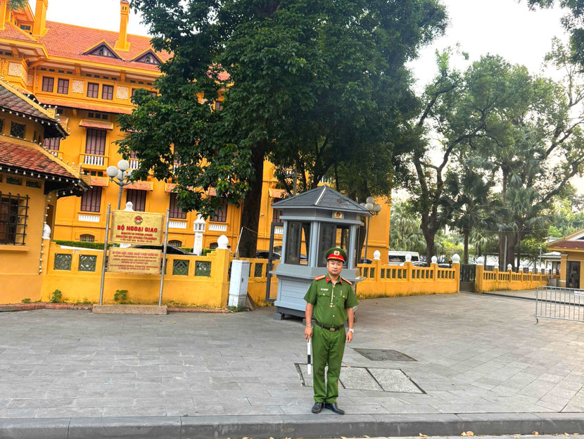 Các chốt trực của Công an phường Ba Đình đã vào vị trí từ sớm...