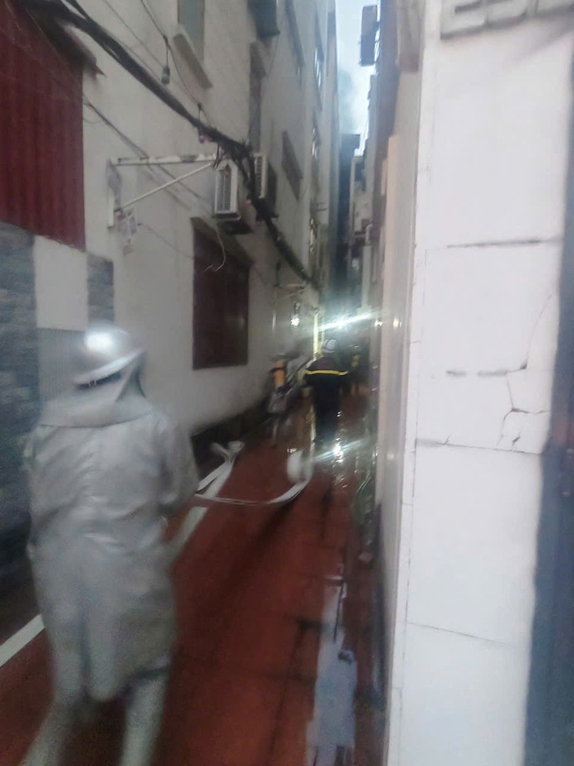 Lối vào ngôi nhà nhỏ, hẹp