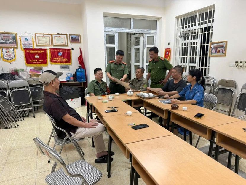 Công an phường Định Công hướng dẫn tổ trưởng tổ dân phố, tổ an ninh trật tự ở cơ sở các nền tảng số phục vụ công tác đảm bảo ANTT