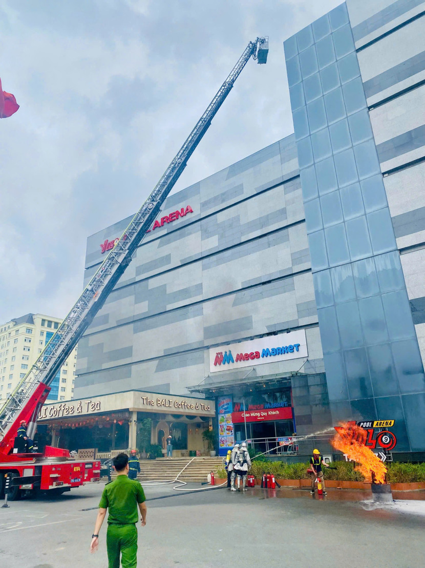 Lực lượng PCCC và CNCH cơ sở triển khai phương tiện chữa cháy tại chỗ khống chế đám cháy