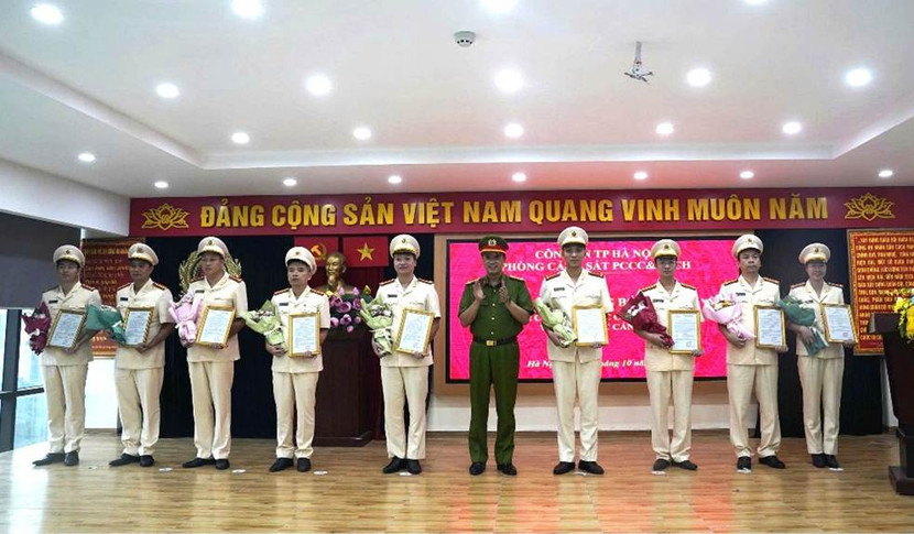 Thừa uỷ quyền của Giám đốc CATP Hà Nội, Đại tá Phạm Trung Hiếu - Trưởng phòng Cảnh sát PCCC và CNCH trao quyết định cho các đồng chí được bổ nhiệm, chức vụ Phó Đội trưởng Thừa uỷ quyền của Giám đốc CATP Hà Nội, Đại tá Phạm Trung Hiếu - Trưởng phòng Cảnh sát PCCC và CNCH trao quyết định cho các đồng chí được bổ nhiệm, chức vụ Phó Đội trưởng